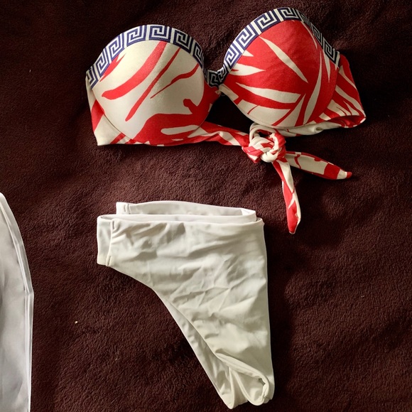 Victoria’s Secret Swim - Picture 1 of 2